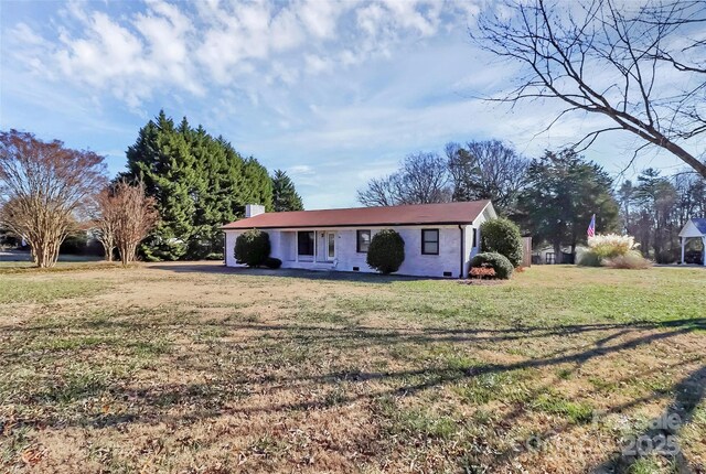 single story home featuring a front yard, crawl space, and an attached carport