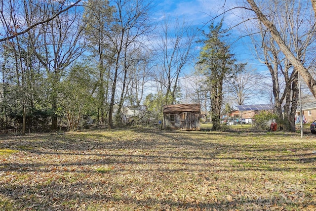 view of yard featuring a storage shed and an outdoor structure