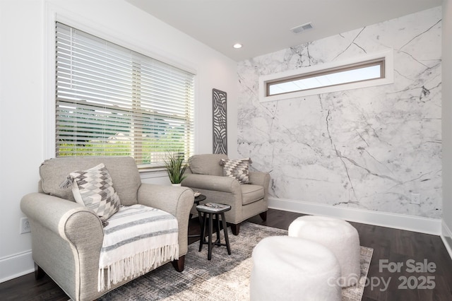 living area with baseboards, visible vents, wood finished floors, and recessed lighting