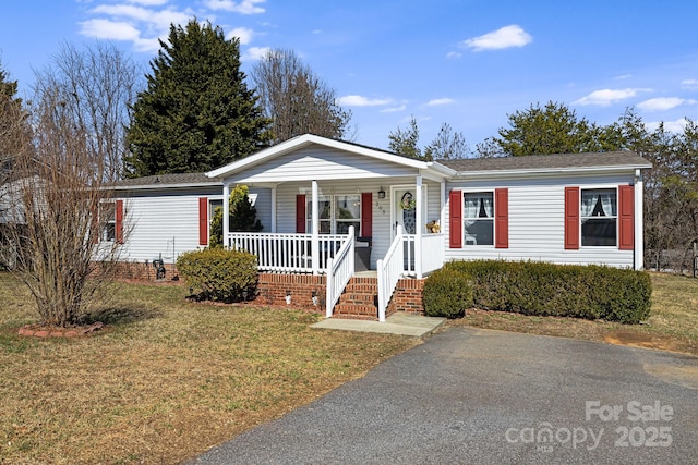 view of front of home featuring a porch and a front lawn