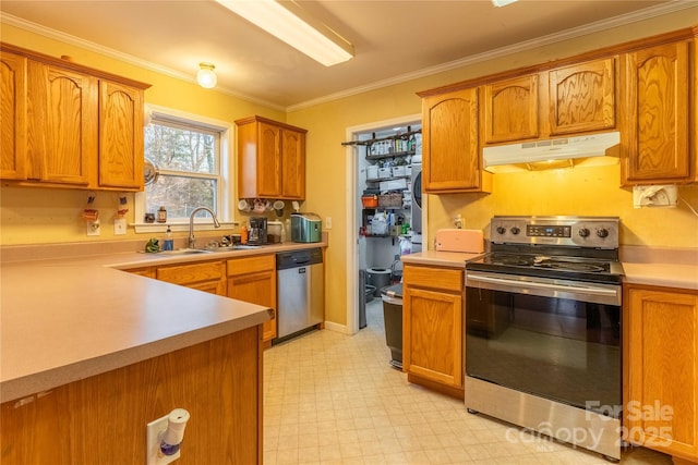 kitchen featuring under cabinet range hood, stainless steel appliances, a sink, ornamental molding, and light floors