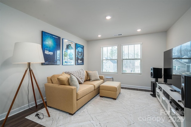 living area featuring baseboards, visible vents, wood finished floors, and recessed lighting