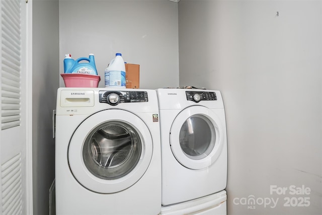 laundry area with laundry area and washing machine and clothes dryer