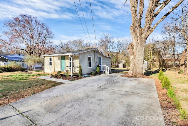 view of front of house with covered porch and a front yard