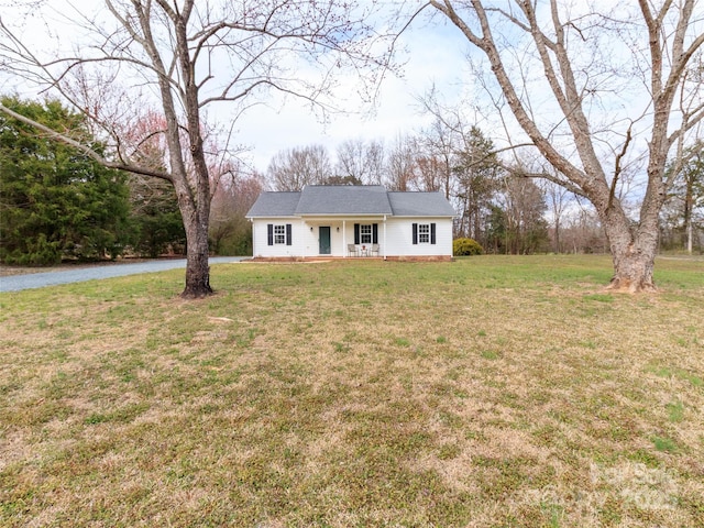 ranch-style house featuring a front yard