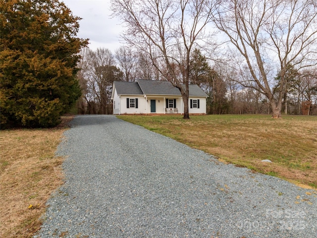 view of front of property featuring a front yard and driveway