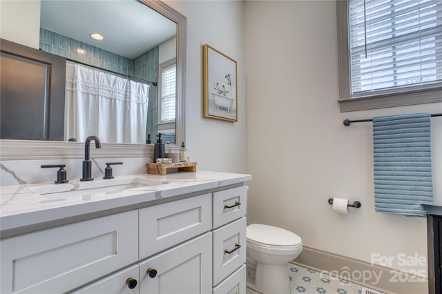 full bath featuring baseboards, toilet, vanity, and a shower with curtain