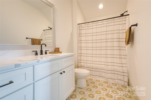 full bathroom featuring vanity, a shower with shower curtain, toilet, and recessed lighting