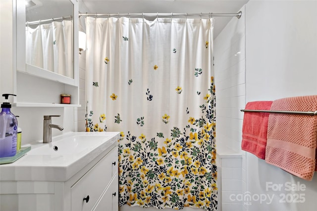 full bath featuring curtained shower and vanity