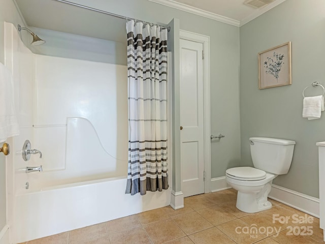 full bath featuring shower / tub combo with curtain, toilet, ornamental molding, baseboards, and tile patterned floors