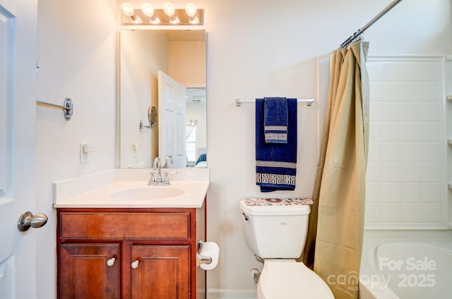 bathroom with shower / tub combo with curtain, vanity, and toilet