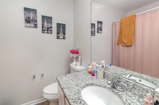 bathroom featuring a shower with curtain, baseboards, vanity, and toilet