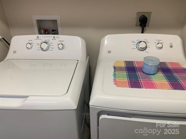 washroom with laundry area and washing machine and dryer