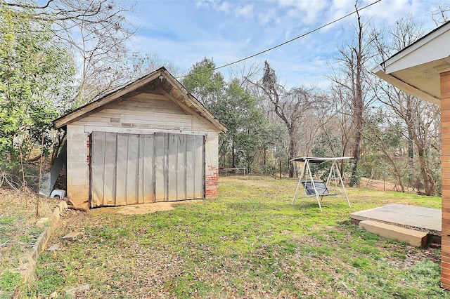 view of yard featuring an outbuilding and a storage shed