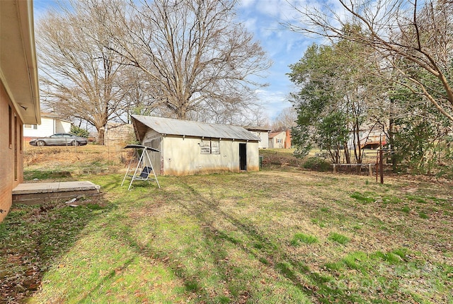 view of yard featuring an outbuilding