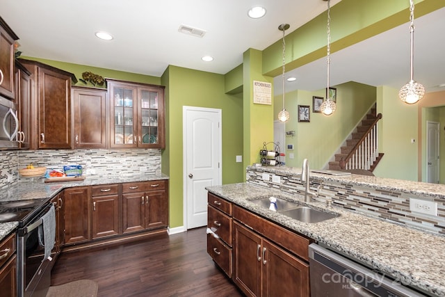 kitchen with visible vents, dark wood finished floors, appliances with stainless steel finishes, pendant lighting, and a sink