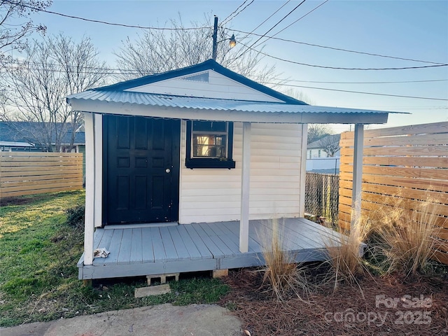 view of outdoor structure featuring an outdoor structure and fence