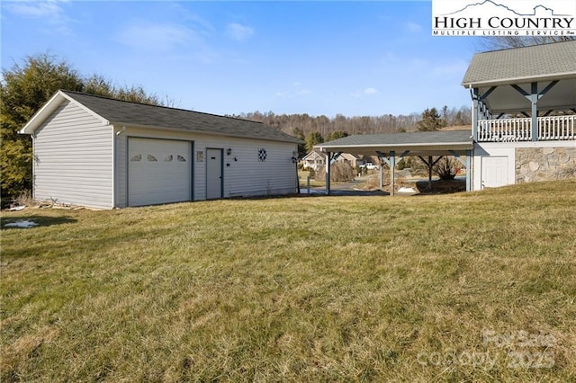 view of yard featuring an outdoor structure and a detached garage