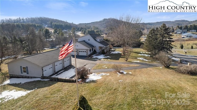 drone / aerial view featuring a mountain view