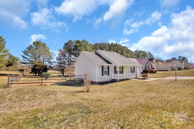 view of front facade featuring fence and a front lawn