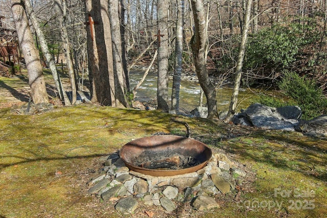 view of yard featuring an outdoor fire pit