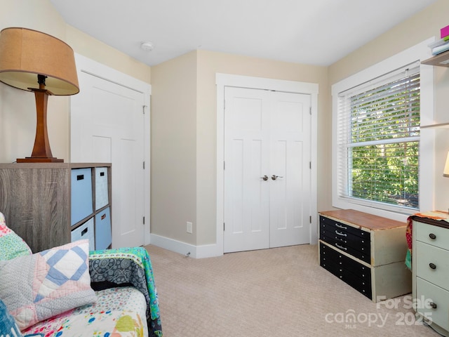 sitting room with carpet and baseboards