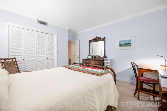 bedroom featuring light carpet, visible vents, baseboards, ornamental molding, and a closet