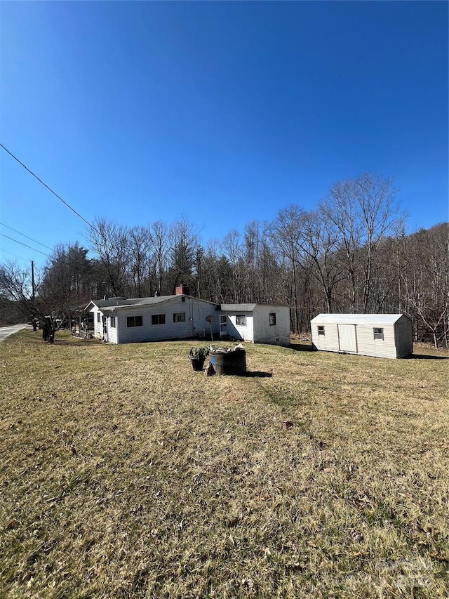 view of yard with an outbuilding