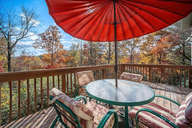 deck featuring outdoor dining space