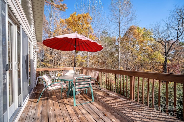 deck with outdoor dining space