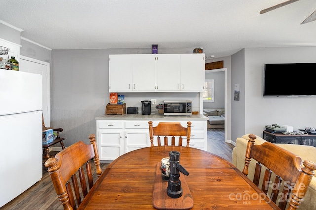 dining room with dark wood-style flooring and ceiling fan