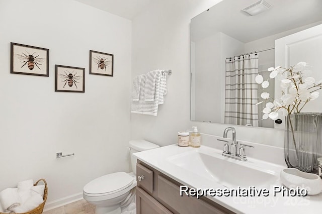 full bath featuring baseboards, visible vents, toilet, a shower with curtain, and vanity