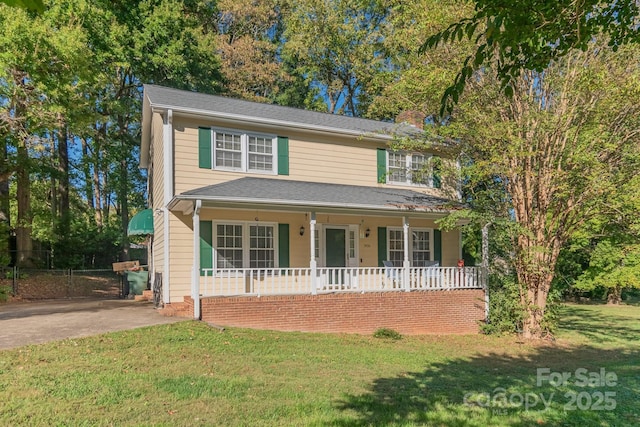 view of front facade featuring a porch and a front lawn