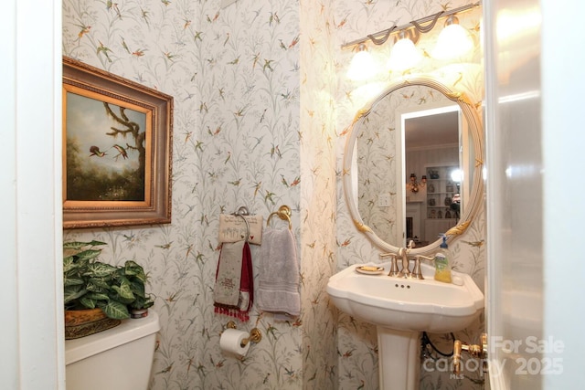 bathroom featuring toilet and wallpapered walls