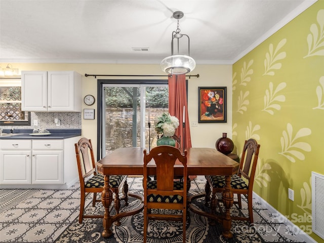 dining area featuring ornamental molding, visible vents, and baseboards