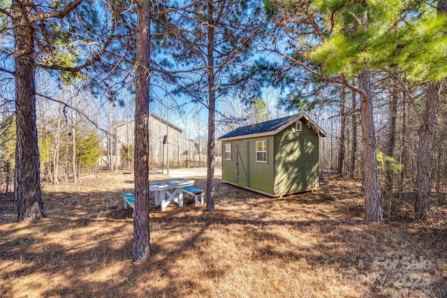 view of yard featuring a storage shed and an outdoor structure