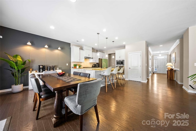 dining area featuring recessed lighting, baseboards, dark wood finished floors, and ornamental molding