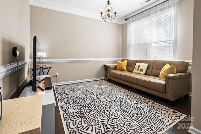 living area with a chandelier, baseboards, visible vents, and ornamental molding