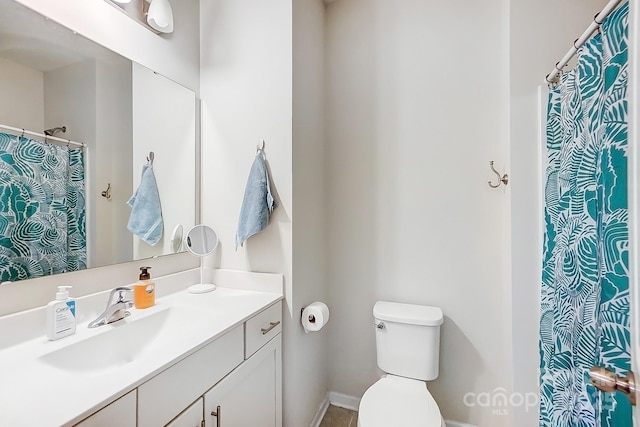 full bath with toilet, vanity, and a shower with shower curtain