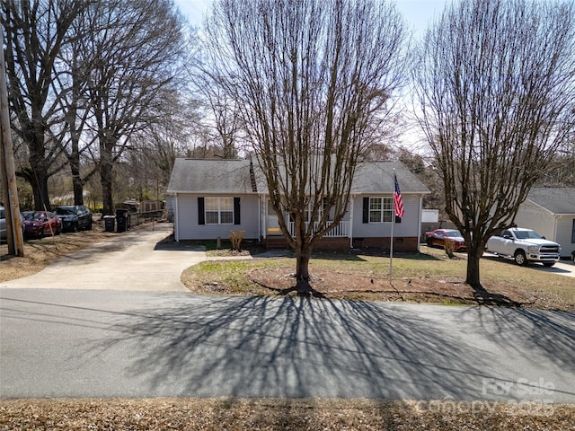 ranch-style house featuring driveway and crawl space