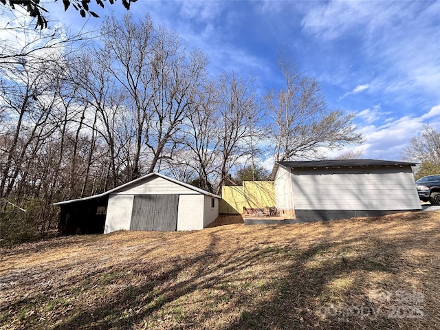 view of yard featuring an outbuilding