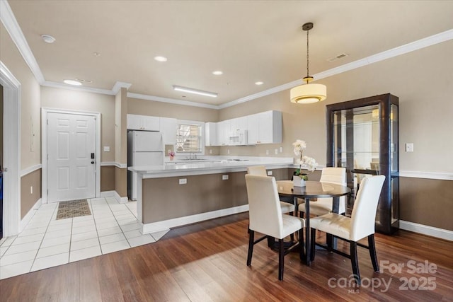 dining area with recessed lighting, visible vents, light wood-style floors, ornamental molding, and baseboards