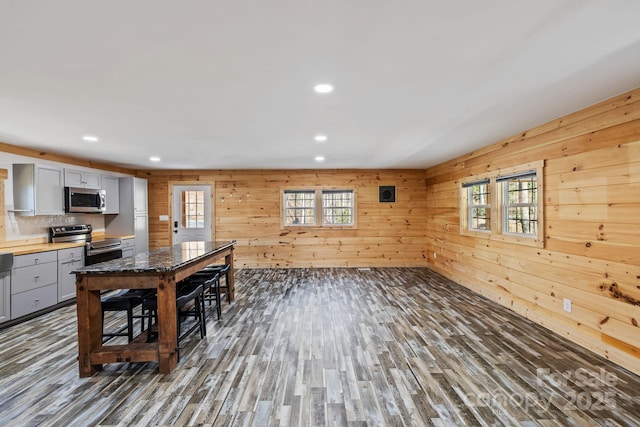 kitchen featuring stainless steel appliances, a wealth of natural light, gray cabinetry, and wood finished floors