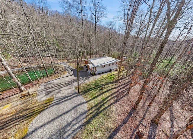 bird's eye view featuring a wooded view