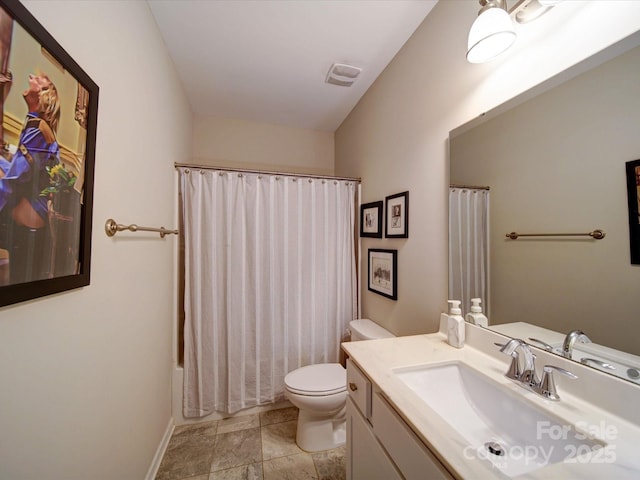 bathroom with toilet, shower / tub combo, visible vents, vanity, and baseboards