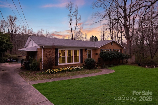 view of front of property featuring driveway and a front lawn