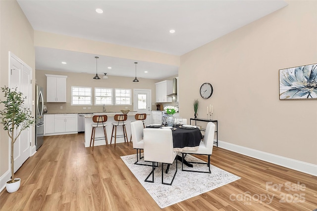 dining space featuring recessed lighting, light wood-style flooring, and baseboards