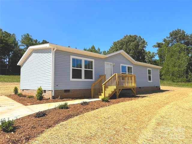 manufactured / mobile home featuring crawl space