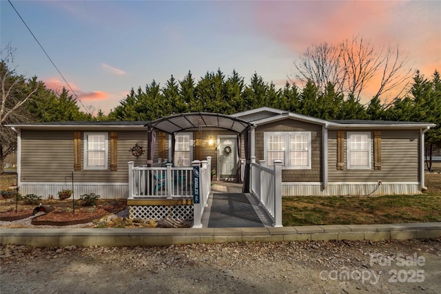 manufactured / mobile home featuring a porch