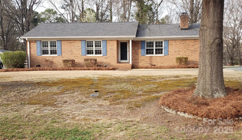 501 Catawba Cir N, Matthews, NC 28104 - single story home featuring crawl space, brick siding, a chimney, and a shingled roof
